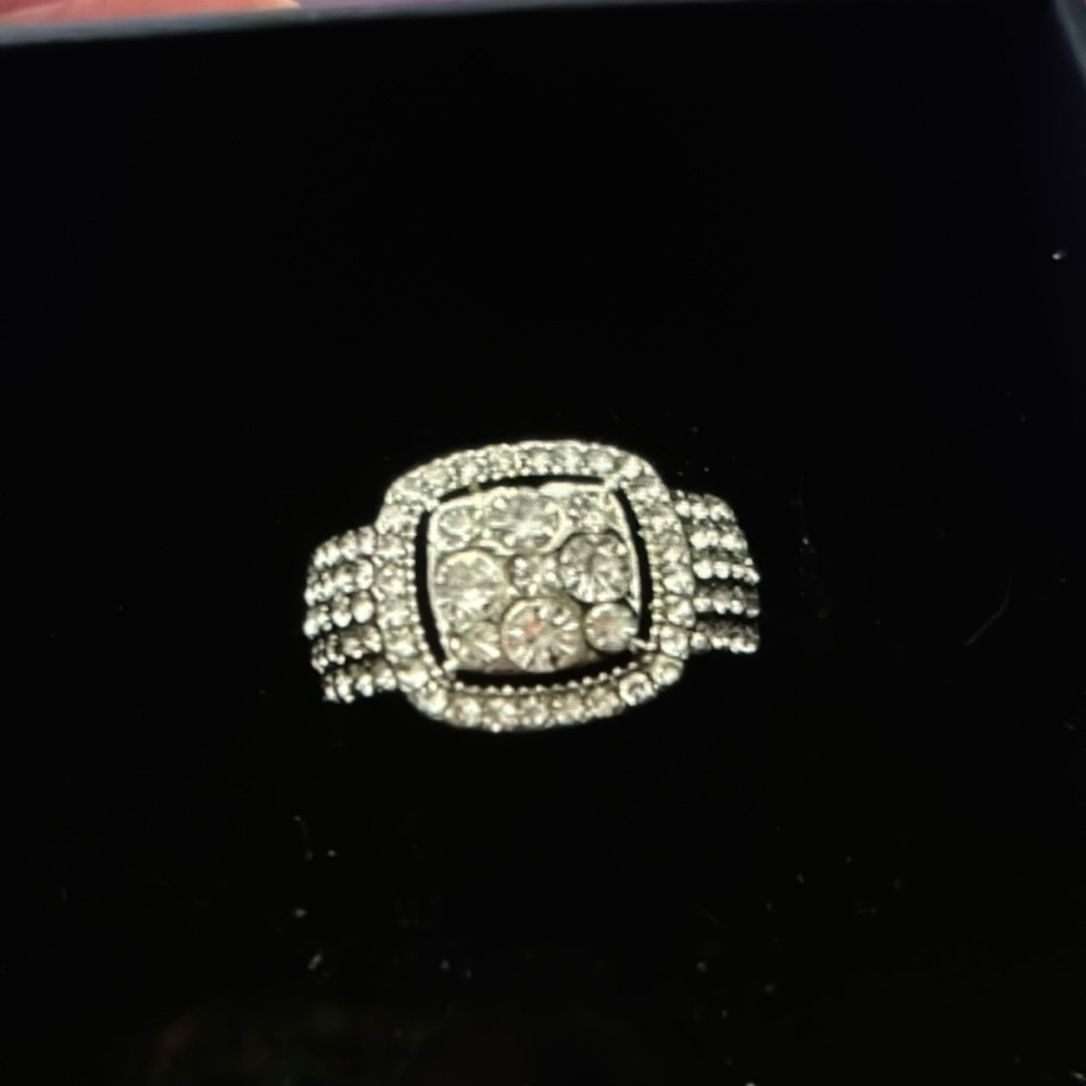 Ladies 925 ss large ctw cz ring that would make a gorgeous wedding ring